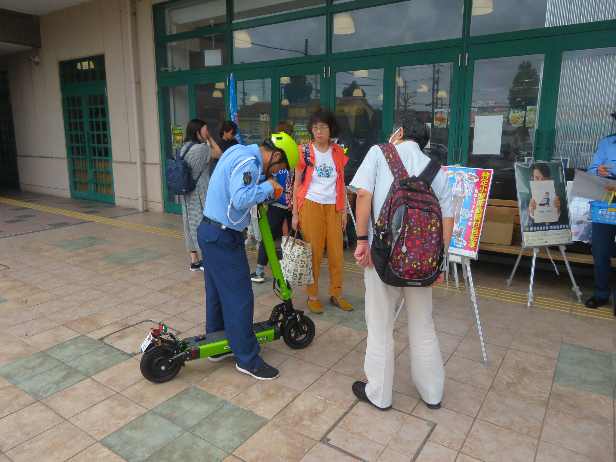 夏の交通安全県民運動（アピタ岡崎北店『レアパトカー』と交通安全を啓発）
