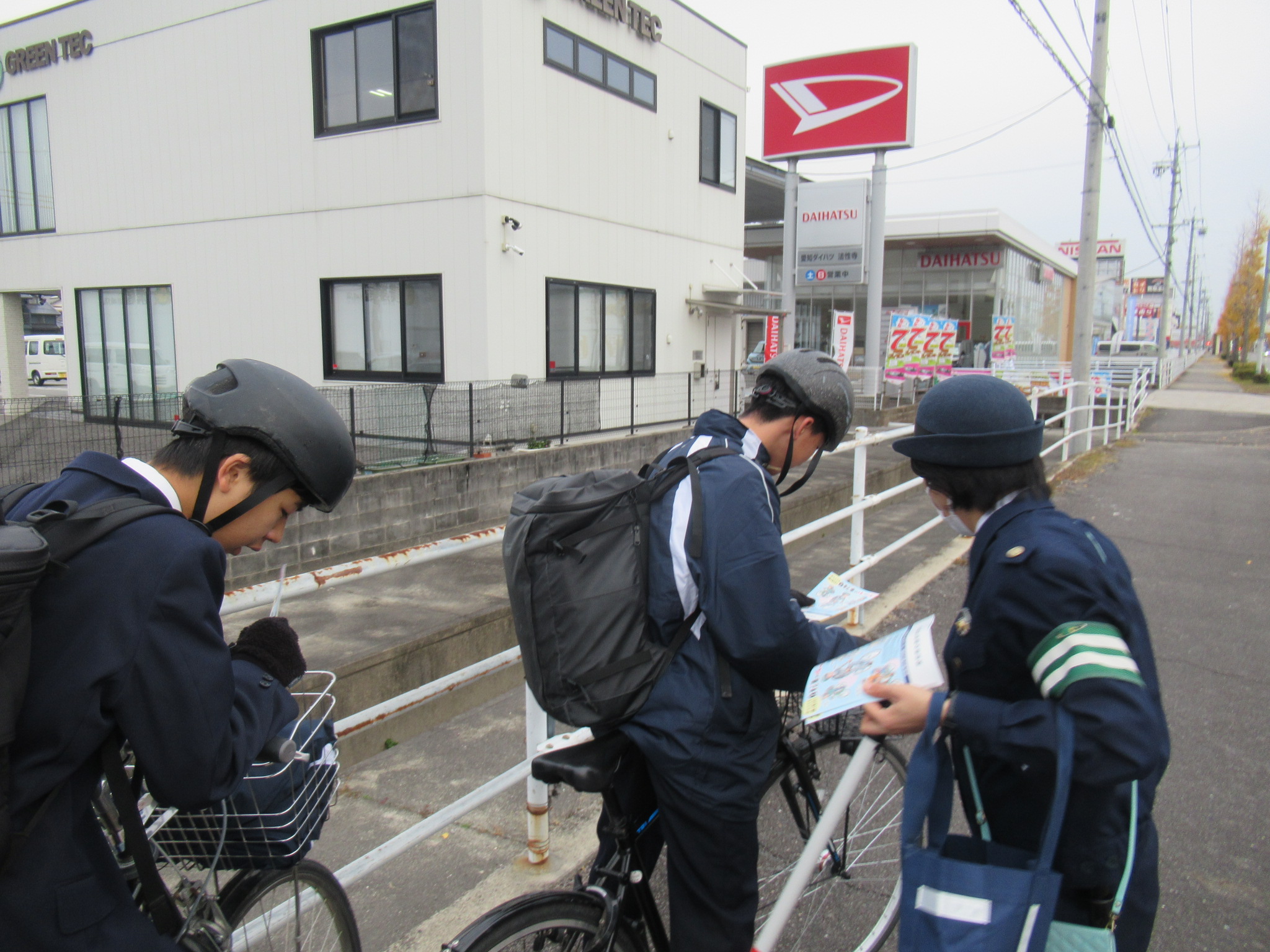 ㈱グリーンテック岡崎営業所と岡崎警察署による立哨及び交通安全啓発活動